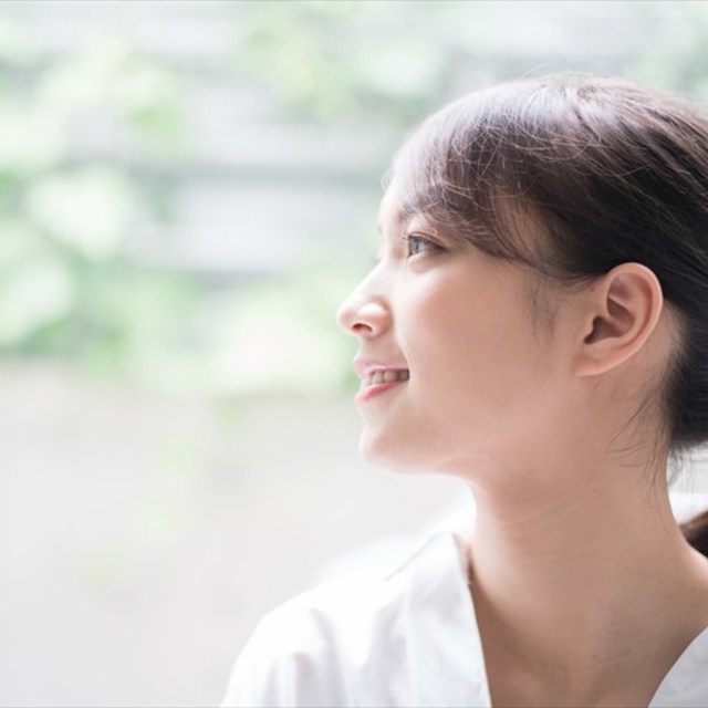 女性の横顔